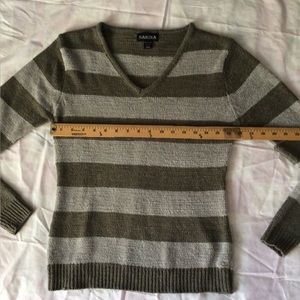Sakina sweater. Gray stripes.